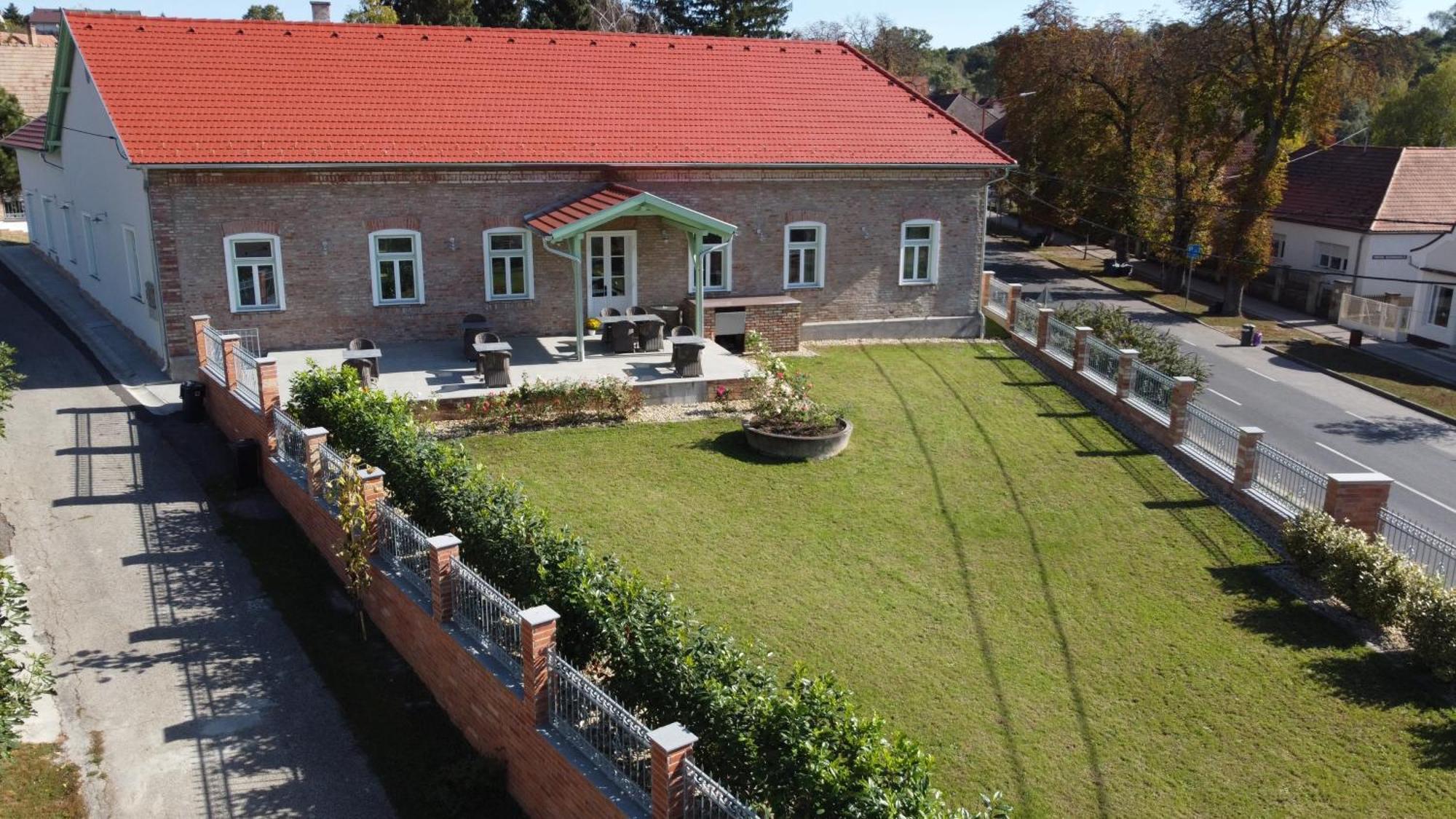Kira Panzio Acomodação com café da manhã Lengyeltoti Exterior foto